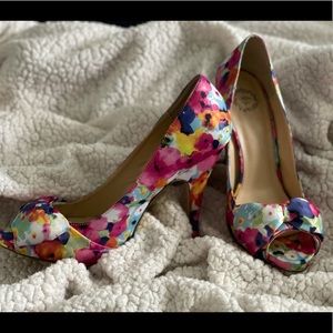 Multicolored floral pumps